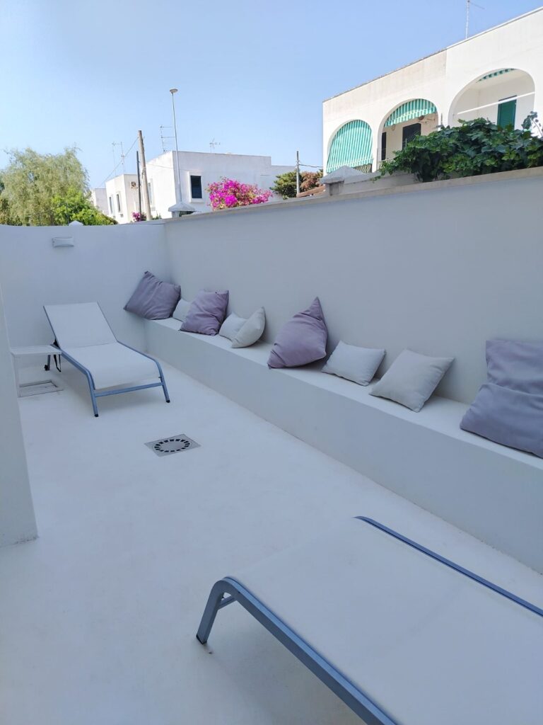 Spazio esterno privato con lettini nella casa vacanze Dimora Kai.Ros